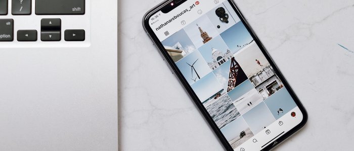 投稿が並んだスマートフォンの画面